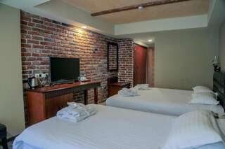 Отель Borjomi Palace Health & Spa Center Боржоми Классический трехместный номер-1